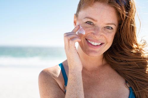 Quelle protection solaire visage SPF50+ choisir pour une peau sensible et des yeux sensibles ?